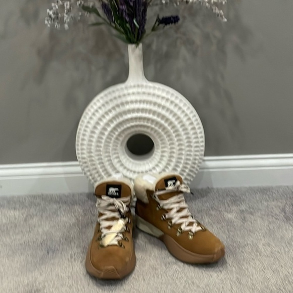 NWB Women’s Sorel OUT N ABOUT boots. Waterproof. Size 9.5.